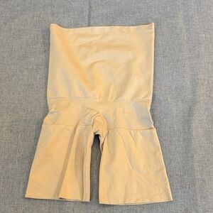 Assets by SPANX Beige Garment women’s medium